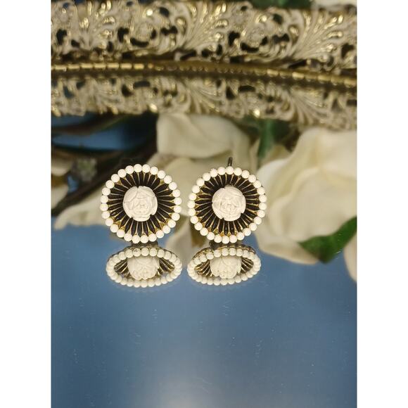 Vintage Round Flower Center White & Brass Screw Back Earrings Retro Victorian - Picture 3 of 6